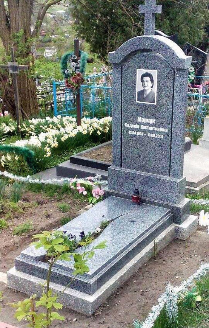 памятник з аркою