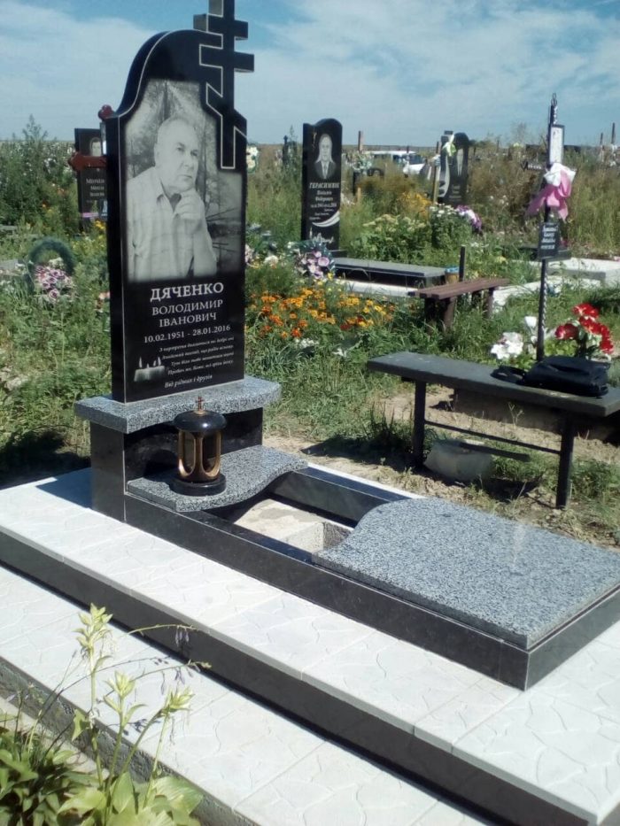 художня робота на памятнику луцьк