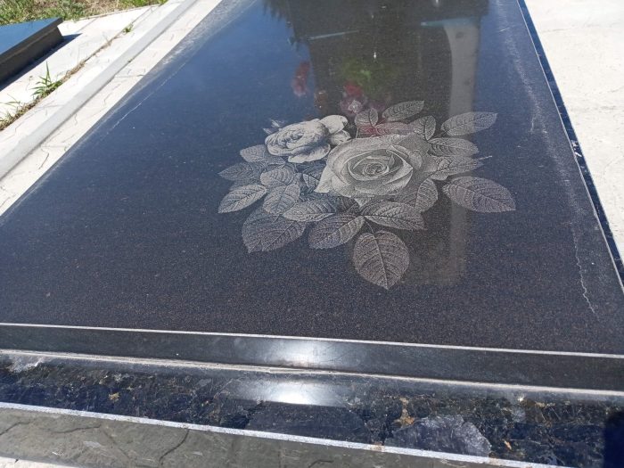 художня робота на памятнику луцьк троянди на памятнику