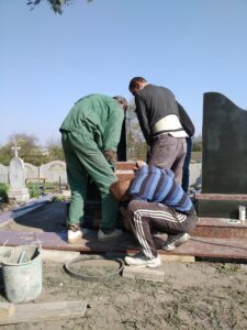 монтаж памятника в Луцьку