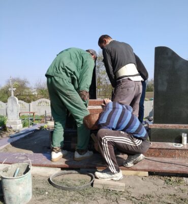 монтаж памятника в Луцьку