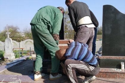 монтаж памятника в Луцьку