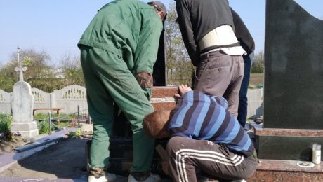 монтаж памятника в Луцьку