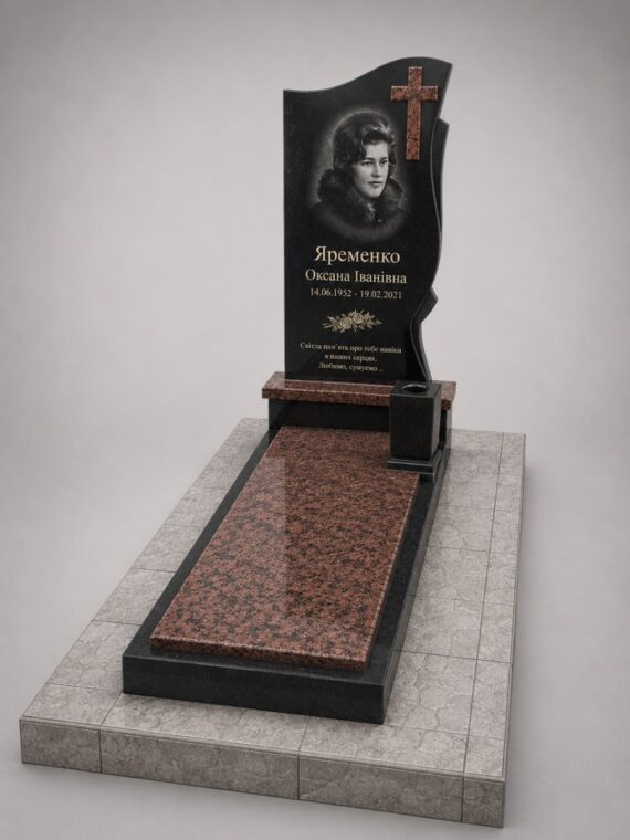 Пам'ятник захиснику України з лабрадориту, з хрестом, встановлений у м. Нововолинську