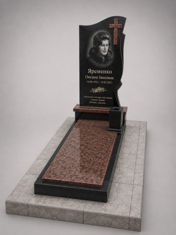 Пам'ятник захиснику України з лабрадориту, з хрестом, встановлений у м. Нововолинську