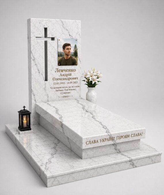 Пам'ятник загиблому воїну з червоного граніту, з кольоровим портретом, встановлений у м. Володимир