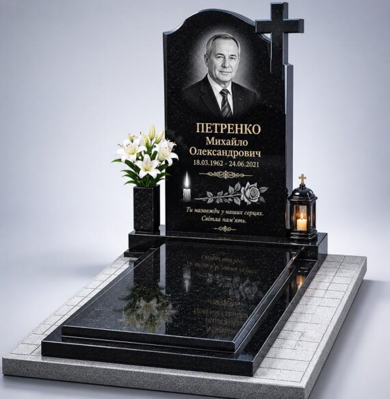 Пам'ятник військовому з покостівського граніту, з портретом на повний зріст, встановлений у м. Нововолинську