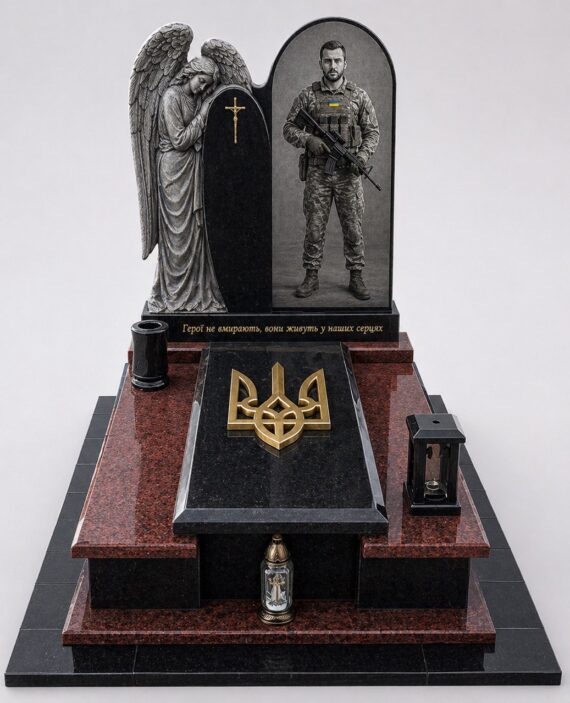 Пам'ятник загиблому воїну з червоного граніту, з гравіруванням нагород, встановлений у смт Турійськ