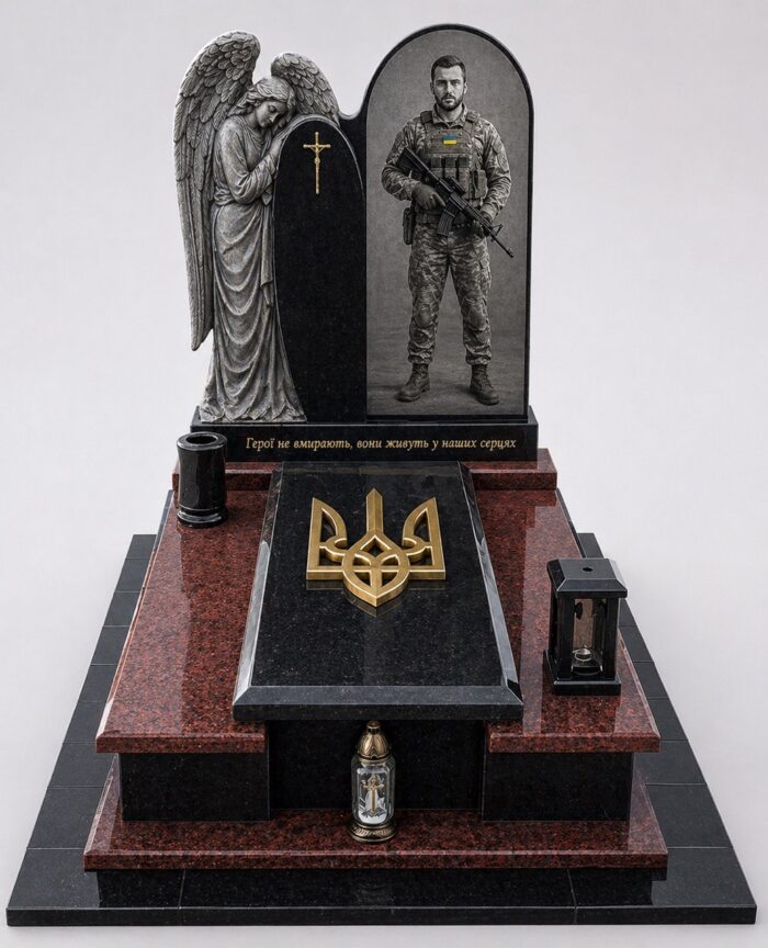 Пам'ятник загиблому воїну з червоного граніту, з гравіруванням нагород, встановлений у смт Турійськ