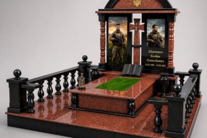 Пам'ятник захиснику України з габро, з тризубом і прапором, встановлений у смт Турійськ