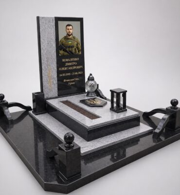 Пам’ятник Герою України з покостівського граніту — Ратне Пам'ятник Герою України з покостівського граніту, з портретом на повний зріст, встановлений у смт Ратне
