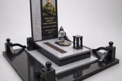 Пам'ятник Герою України з покостівського граніту, з портретом на повний зріст, встановлений у смт Ратне