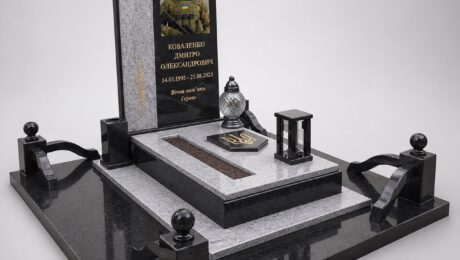 Пам'ятник Герою України з покостівського граніту, з портретом на повний зріст, встановлений у смт Ратне