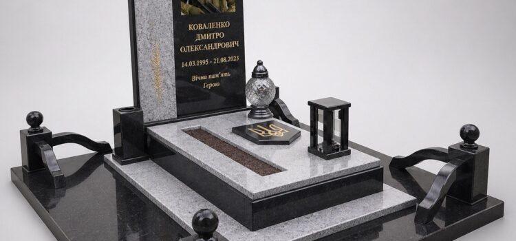 Пам'ятник Герою України з покостівського граніту, з портретом на повний зріст, встановлений у смт Ратне