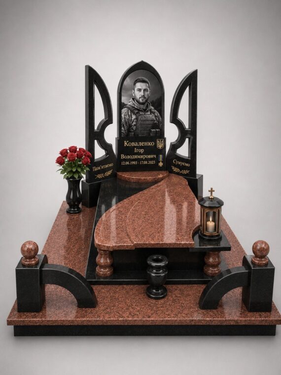 Пам'ятник воїну ЗСУ з червоного граніту, з портретом на повний зріст, встановлений у м. Луцьк