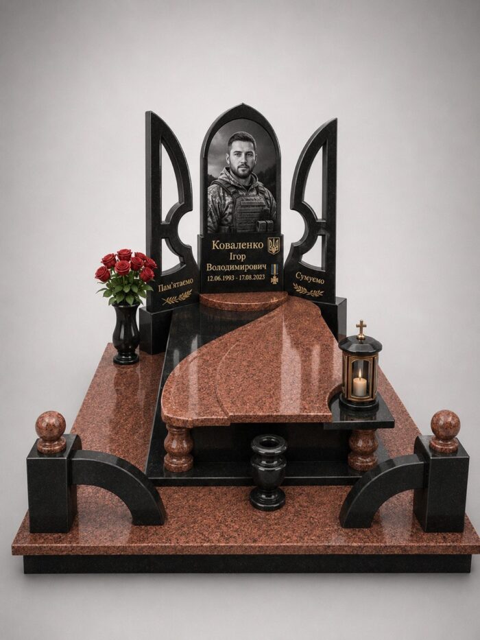 Пам'ятник воїну ЗСУ з червоного граніту, з портретом на повний зріст, встановлений у м. Луцьк