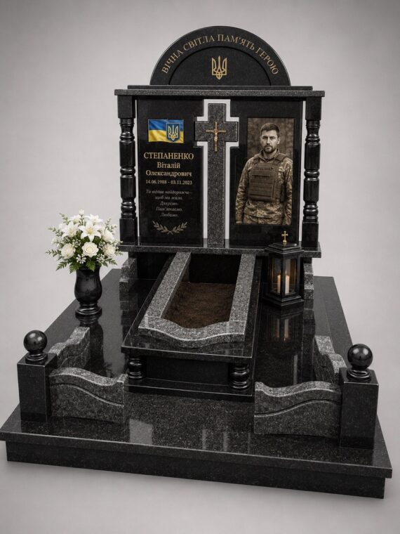Пам'ятник воїну ЗСУ з лезниківського граніту, подвійний, з хрестом, встановлений у м. Луцьк