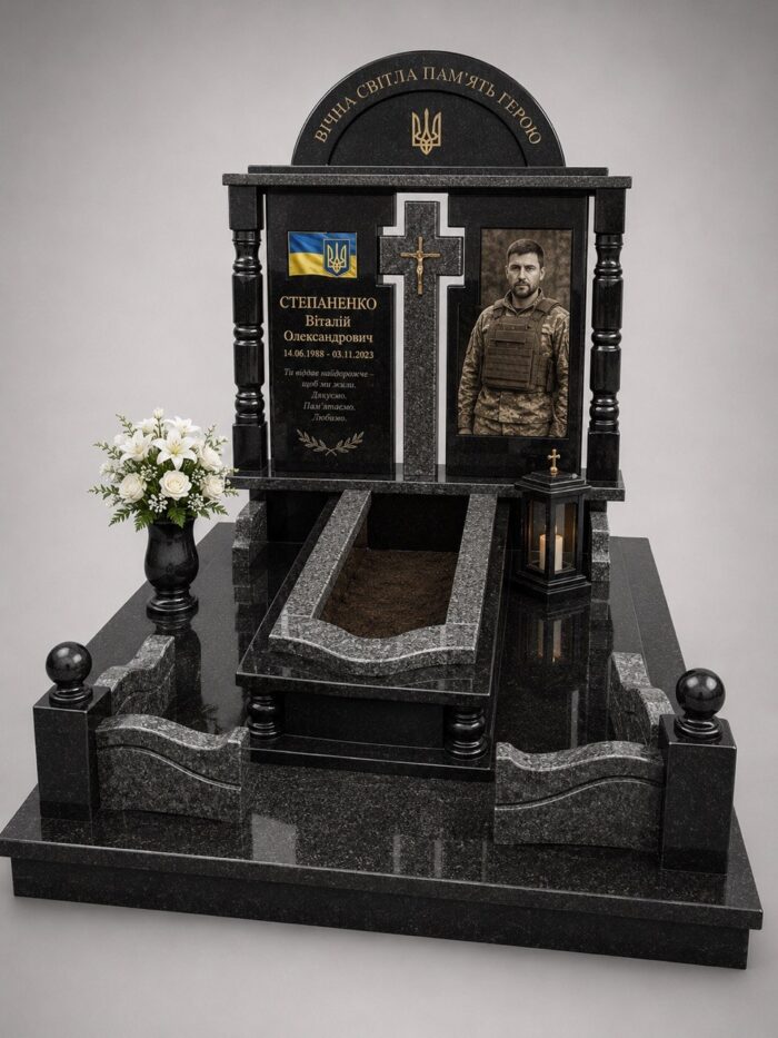 Пам'ятник воїну ЗСУ з лезниківського граніту, подвійний, з хрестом, встановлений у м. Луцьк