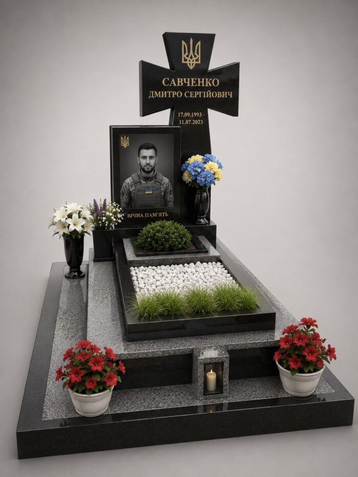 Пам'ятник загиблому воїну з габро, з гравіруванням нагород, встановлений у м. Луцьк
