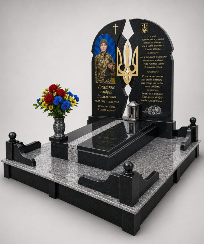 Пам'ятник військовому з лезниківського граніту, з кольоровим портретом, встановлений у м. Луцьк