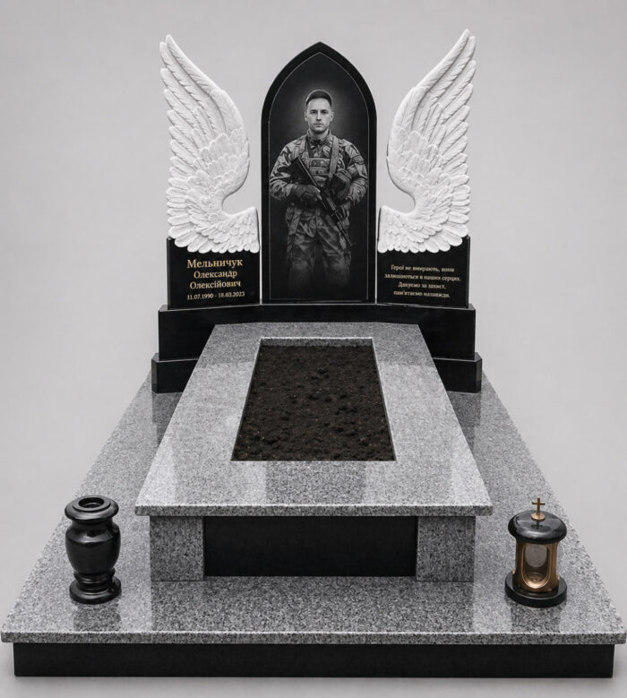 Пам'ятник захиснику України з покостівського граніту, з гравіруванням прапора, встановлений у м. Луцьк