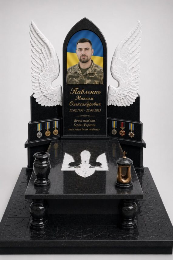 Пам'ятник військовому з червоного граніту, авторський меморіальний комплекс, встановлений у м. Луцьк