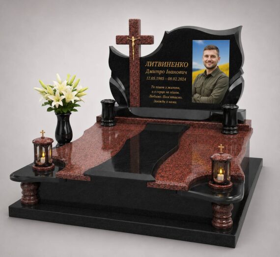 Пам'ятник військовому з червоного граніту, з кольоровим портретом, встановлений у Волинській області