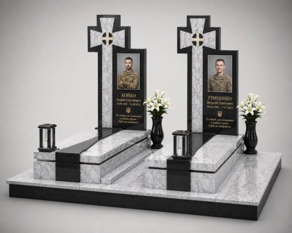 Пам'ятник військовому з лезниківського граніту, з гравіруванням нагород, встановлений у смт Ківерці