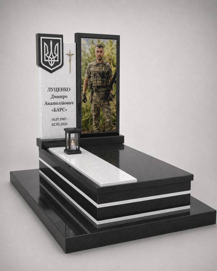 Пам'ятник захиснику України з лабрадориту, подвійний з хрестом, встановлений у м. Камінь-Каширський