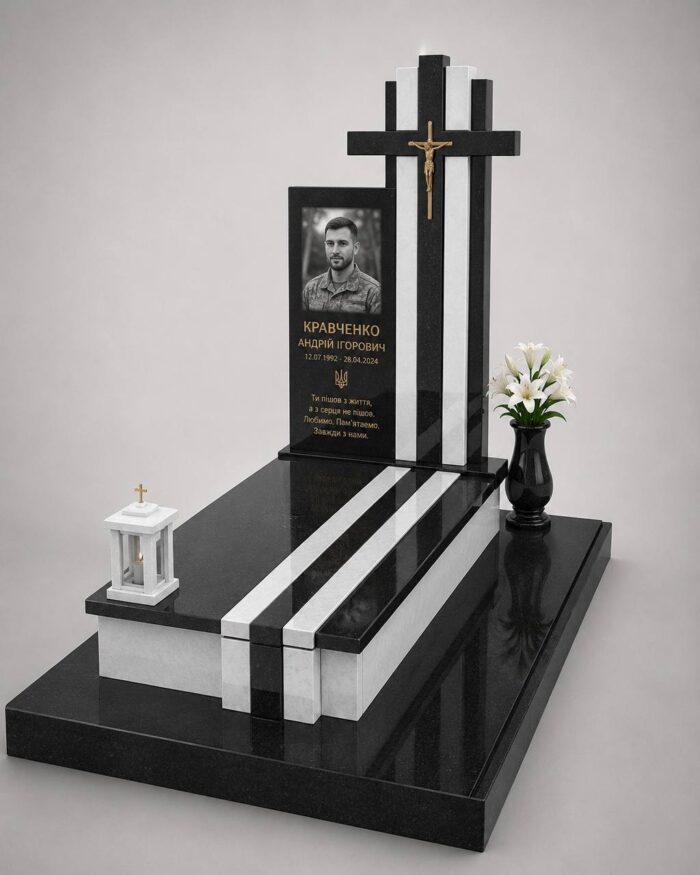 Пам'ятник воїну ЗСУ з габро, з хрестом, встановлений у м. Камінь-Каширський