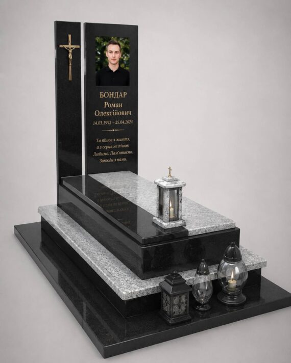 Пам'ятник захиснику України з граніту габро, з гравіруванням прапора, встановлений у м. Горохів