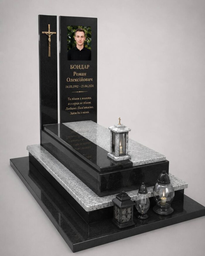 Пам'ятник захиснику України з граніту габро, з гравіруванням прапора, встановлений у м. Горохів