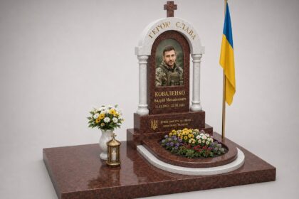 Пам'ятник Герою України з червоного граніту, авторський меморіальний комплекс, встановлений у м. Рожище
