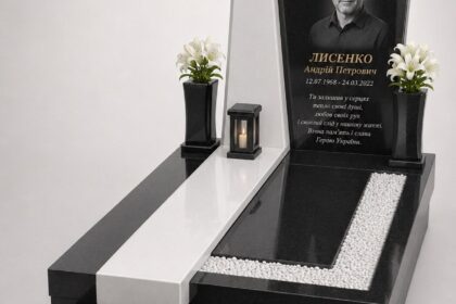 Пам'ятник захиснику України з лезниківського граніту, з хрестом, встановлений у м. Рожище