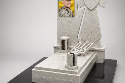 Пам'ятник загиблому воїну з граніту габро, з портретом на повний зріст, встановлений у м. Рожище