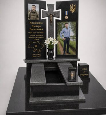 Пам'ятник Герою України з габро, з кольоровим портретом, встановлений у смт Маневичі