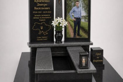 Пам'ятник Герою України з габро, з кольоровим портретом, встановлений у смт Маневичі
