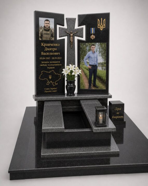 Пам'ятник Герою України з габро, з кольоровим портретом, встановлений у смт Маневичі