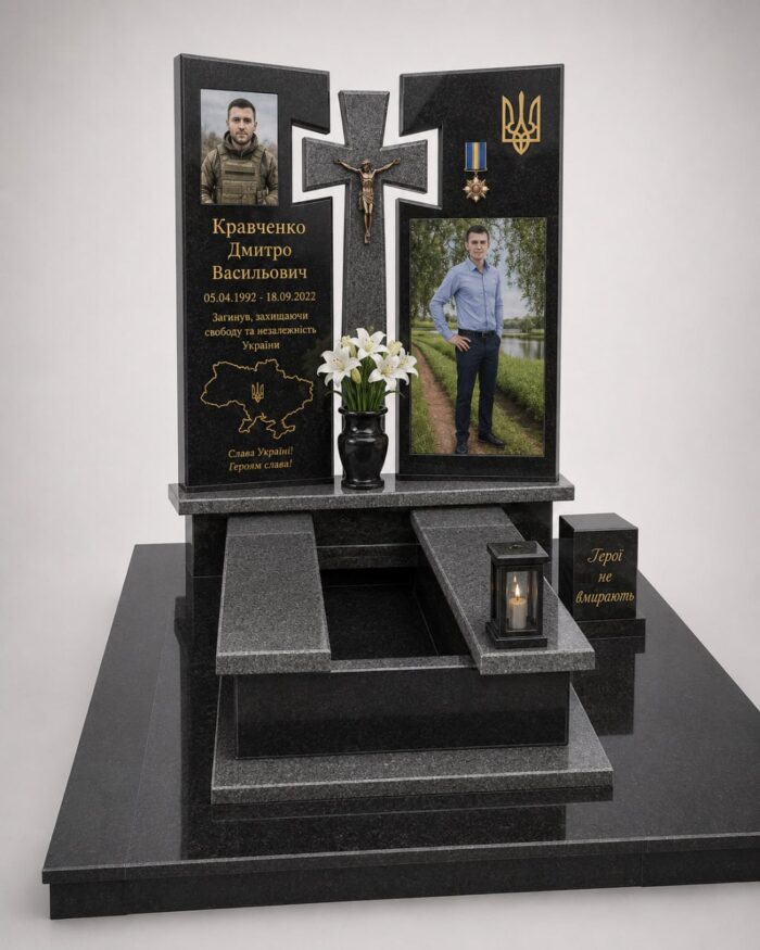 Пам'ятник Герою України з габро, з кольоровим портретом, встановлений у смт Маневичі