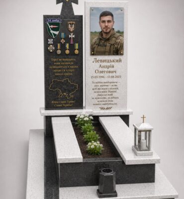 Пам'ятник військовому з покостівського граніту, з гравіруванням прапора, встановлений у смт Маневичі