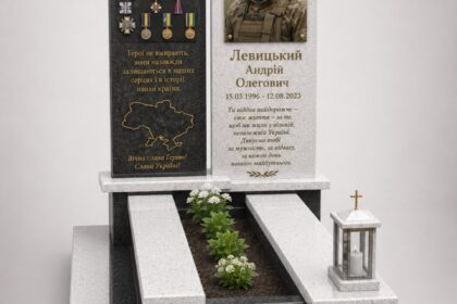 Пам'ятник військовому з покостівського граніту, з гравіруванням прапора, встановлений у смт Маневичі