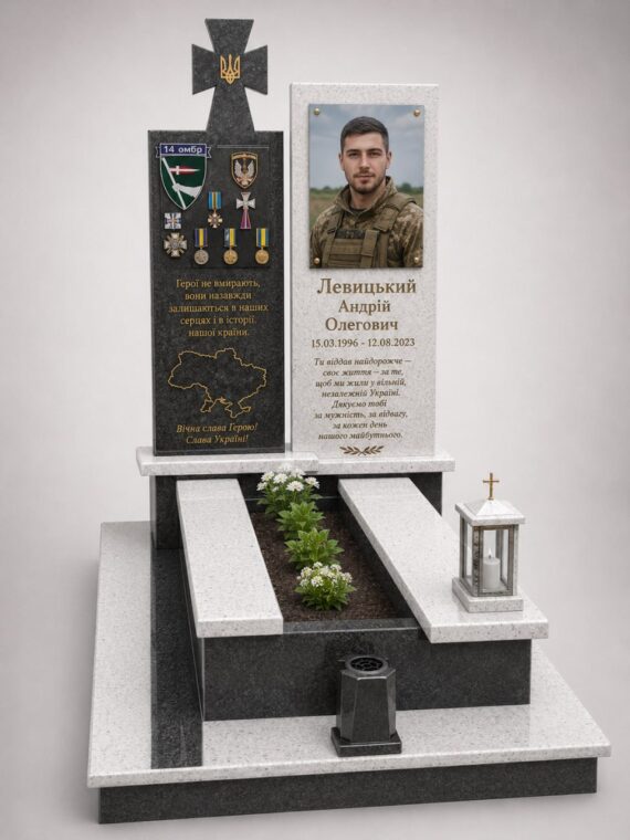 Пам'ятник військовому з покостівського граніту, з гравіруванням прапора, встановлений у смт Маневичі
