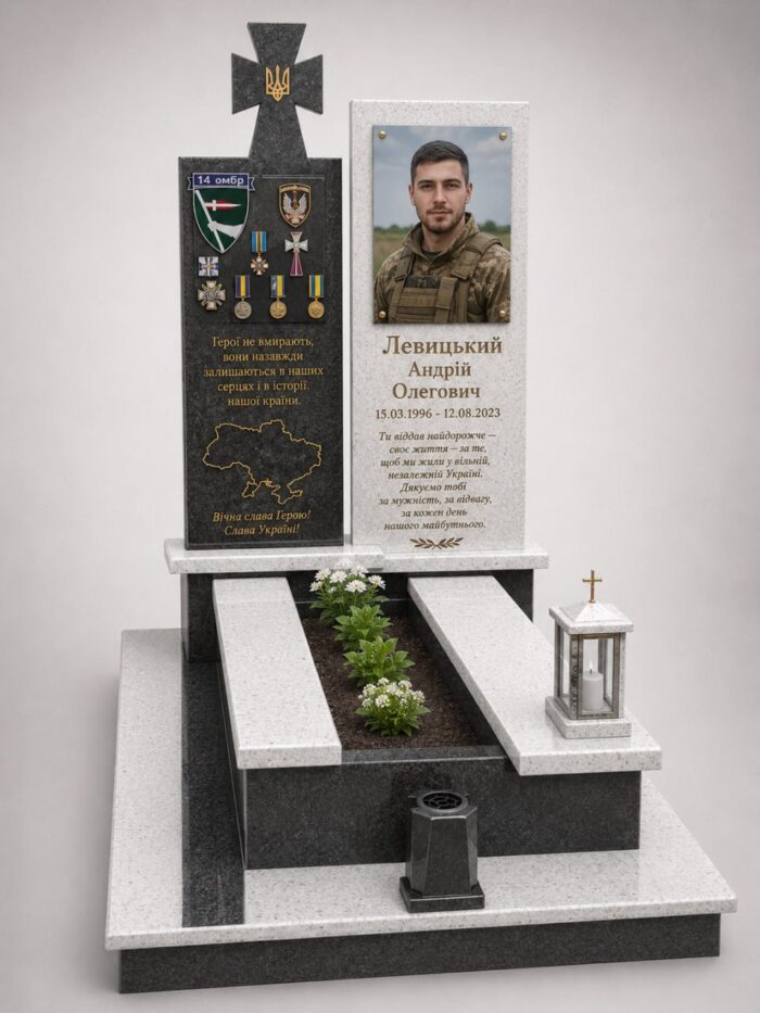 Пам'ятник військовому з покостівського граніту, з гравіруванням прапора, встановлений у смт Маневичі