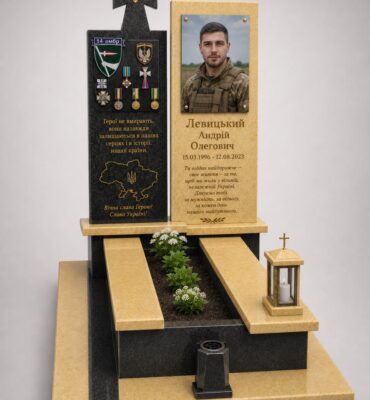 Пам'ятник воїну ЗСУ з лабрадориту, з тризубом і прапором, встановлений у смт Маневичі