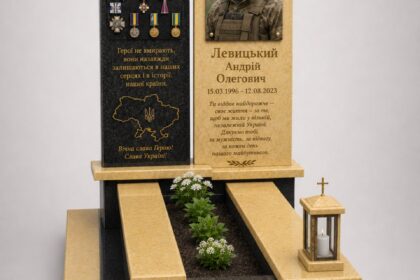Пам'ятник воїну ЗСУ з лабрадориту, з тризубом і прапором, встановлений у смт Маневичі