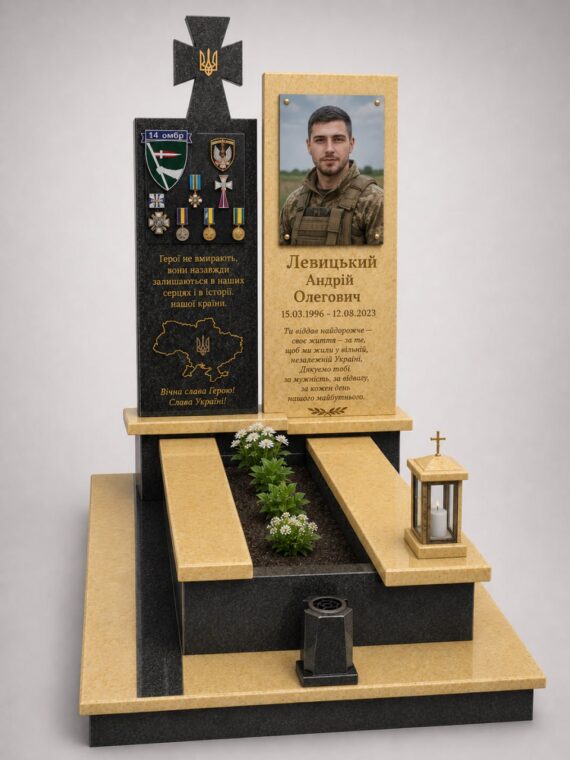 Пам'ятник воїну ЗСУ з лабрадориту, з тризубом і прапором, встановлений у смт Маневичі