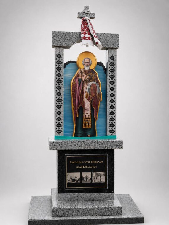 Пам'ятник воїну ЗСУ з червоного граніту, з гравіруванням прапора, встановлений у смт Ківерці