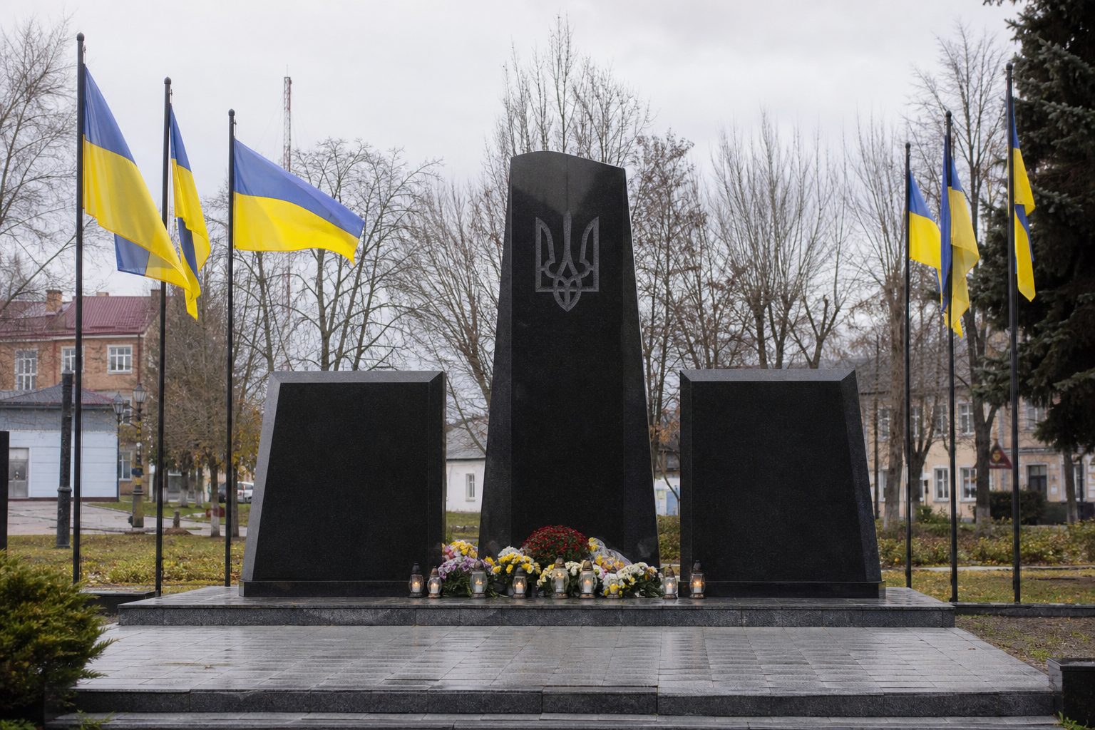Меморіальний комплекс загиблим Захисникам України з чорного граніту з тризубом і прапорами